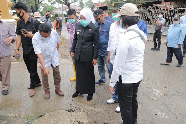 Wawako Palembang Tinjau Jalan Rusak Dikelurahan Sukamulya