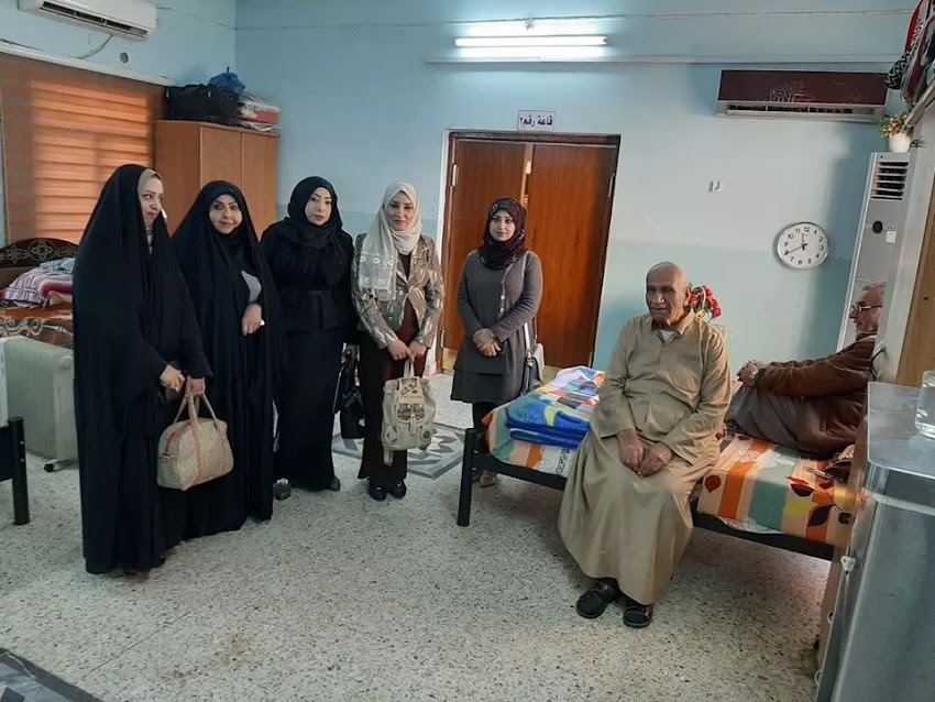 A group of staff from the center visited the nursing home for the elderly.  The visit included presenting gifts to the elderly, as well as providing some daily necessities.