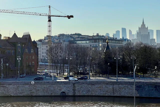 вид с Патриаршего моста, Москва-река, Пречистенская набережная