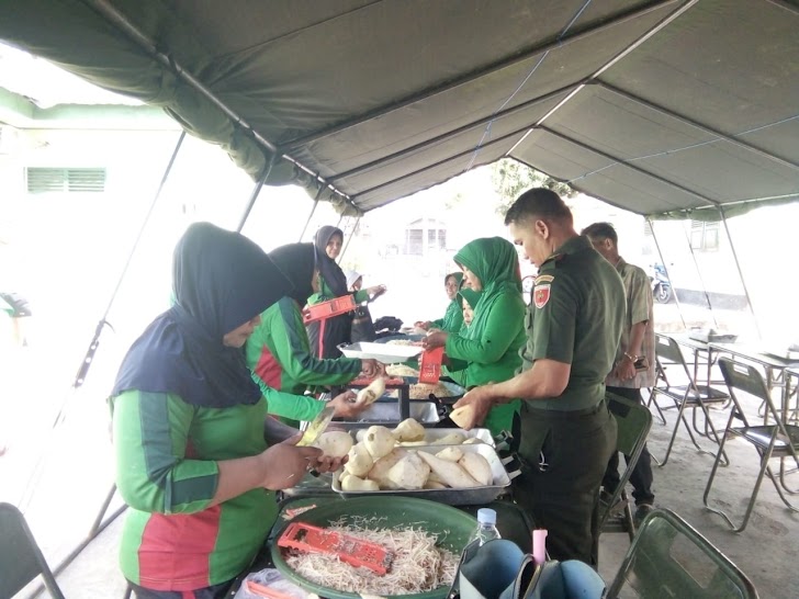 Jajaran Korem 141/Tp Buatkan Makanan Untuk Korban Tsunami/Gempa Palu dan  Donggala