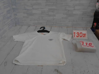 中古品　子供服　１３０ｃｍ　ホワイト　半袖Ｔシャツ　１１０円