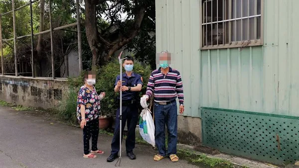 ▲霧峰警分局萬豐派出所警員帶著捕蛇夾完成任務。（圖／台中警方提供）