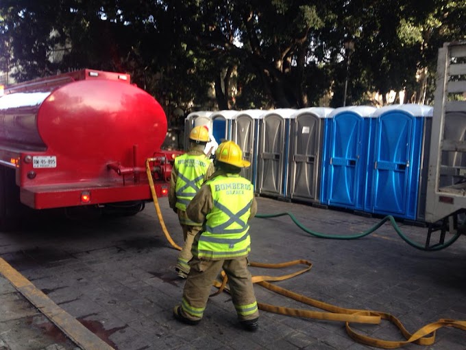 Atiende Bomberos contaminación en el Zócalo 