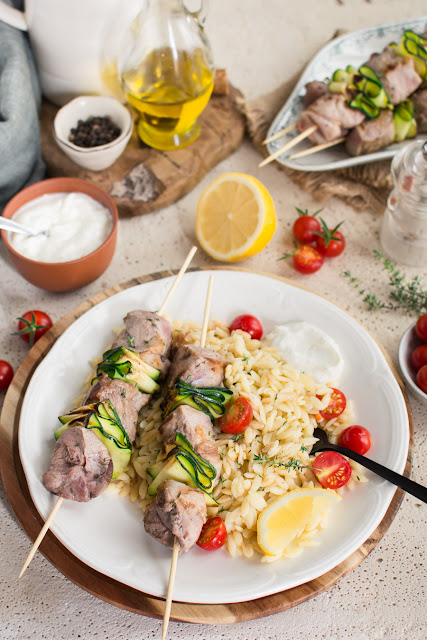 Brochettes d'agneau et courgettes grillées, salade d'orzo