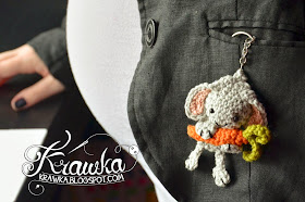 Krawka: Cute bunny holding the huge carrot - key chain with free pattern. Smart idea for a crochet gift. 