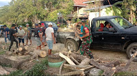 Utamakan Keselamatan Warga, Babinsa Kelurahan Tettikenrarae Gotong Royong Bersama Masyarakat Tebang Pohon Di Tepi Jalan