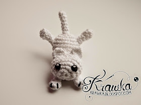 Krawka: Little white kitten - Crochet hair accessory with free pattern