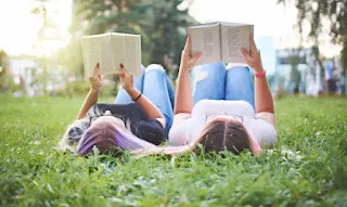 Dos amigas leyendo en un parque