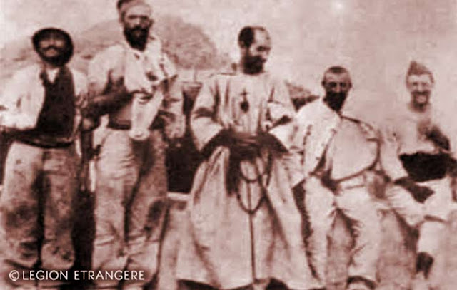 في هذه الصورة النادرة جدًا، القسيس العسكري دو فوكو (في المنتصف) مع جنود الفيلق الثاني المصابين خلال معركة المنقار (أواخر عام 1903)
