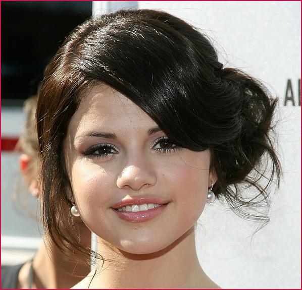 selena gomez fashion show. Selena Gomez long Hairstyles