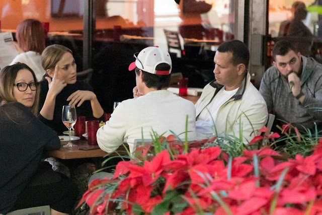 Jennifer Lopez and Alex Rodriguez Dines Pic at a Miami Restaurant