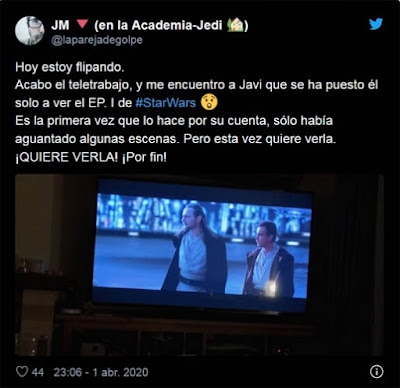 Tuit del 1 de abril, con el texto: "Hoy estoy flipando. Acabo el teletrabajo, y me encuentro a Javi que se ha puesto él solo a ver el EP. I de #StarWars   Cara atónita  Es la primera vez que lo hace por su cuenta, sólo había aguantado algunas escenas. Pero esta vez quiere verla. ¡QUIERE VERLA! ¡Por fin!" y una foto de una escena de la peli.