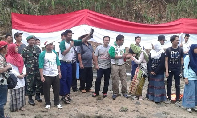 Merah Putih Sepanjang 70 Meter Berkibar di Ciliwung