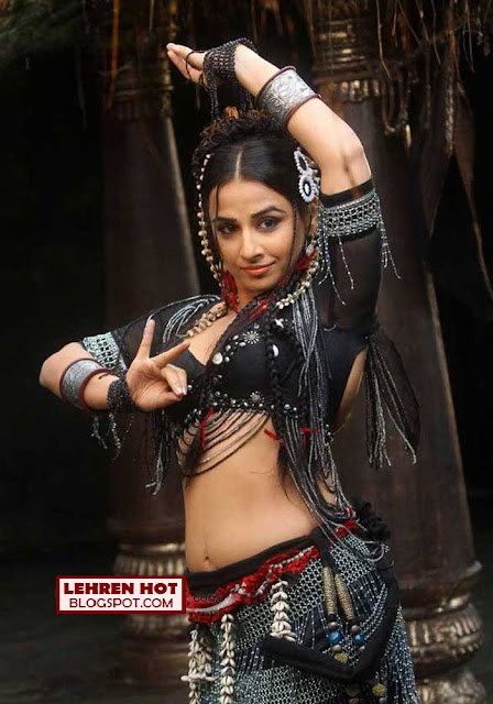 Vidya Balan Hot Navel Show in Tamil Movie