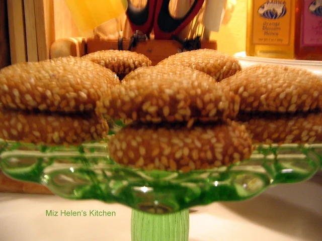 Italian Sesame Seed Cookies In The Cookie Jar at Miz Helen's Country Cottage