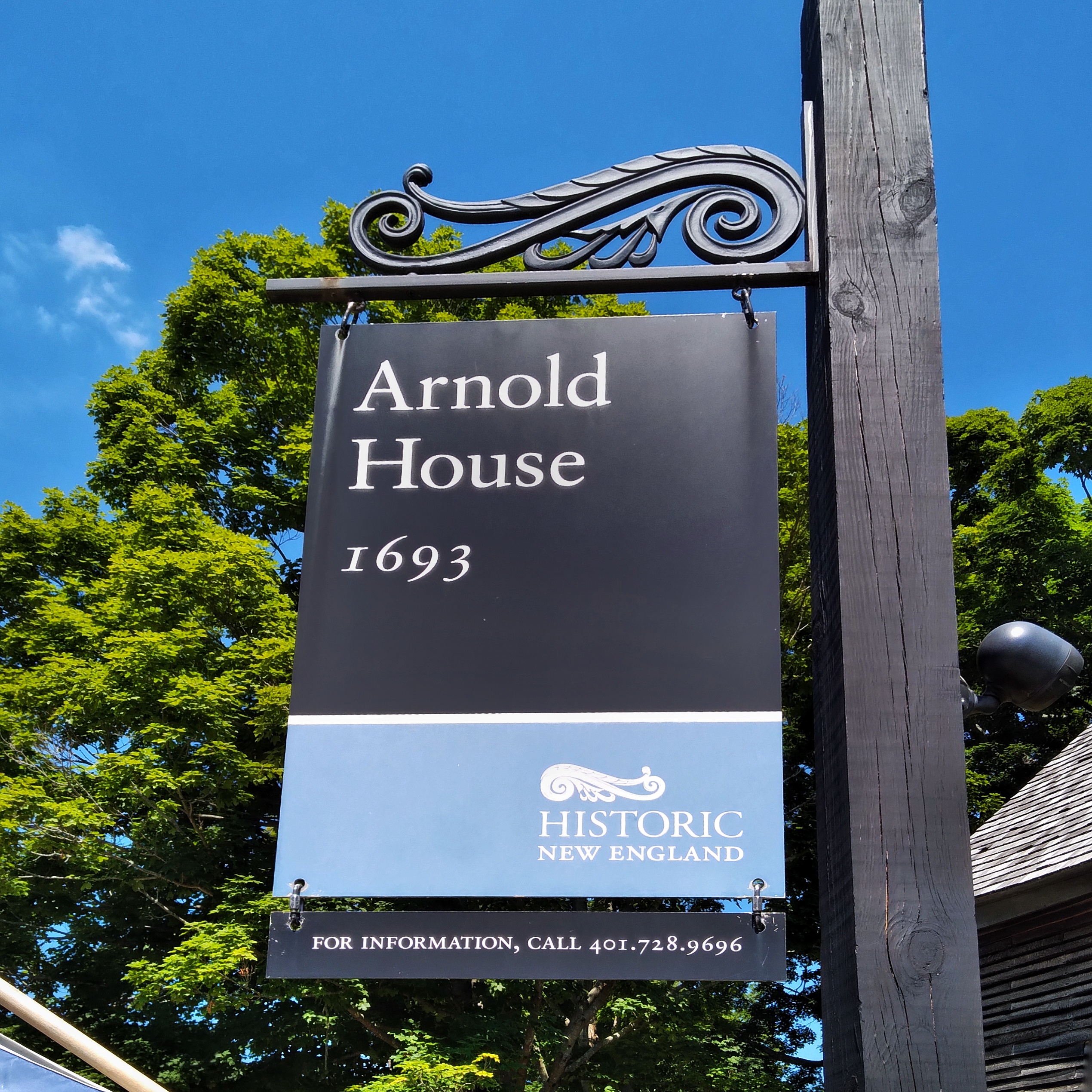 Standard blue-and-black Historic New England sign with its logo in the lower right corner. The sign reads "Arnold House, 1693".