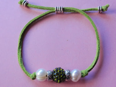 Pulsera ajustable en antelina de color verde con cristal y perlas de agua dulce