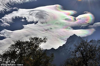 foto awan dan pelangi luar biasa indah di gunung everest