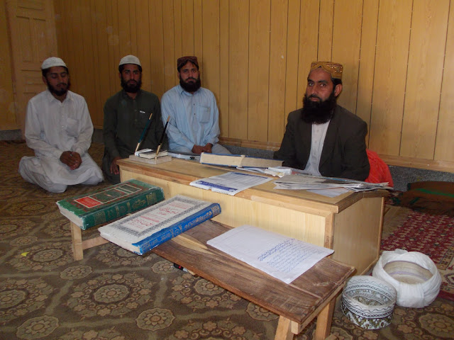 Nazim e Aala Mufti Mohammad Mosa Tahir Teaching The Student