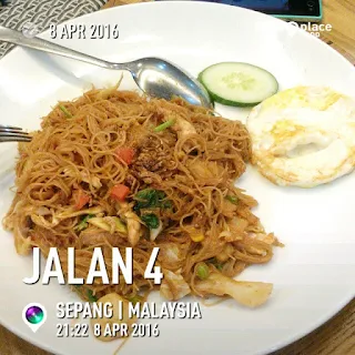 Bihun Goren di Borak Borak d Garden cafe, Jalan 4, Bandar Baru Salak Tinggi Sepang.