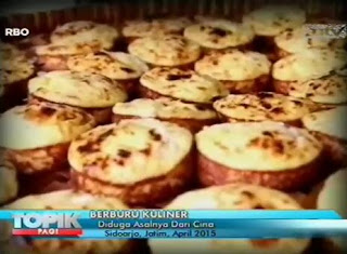 Konon, namanya diambil dari tekstur kue yang sangat lembut dan langsung meleleh saat masuk mulut. Semula, asal usul kue lumpur dilihat dari negeri Tiongkok. Karena dulu banyak dijual oleh pedagang etnis Tiongkok.   Tetapi, jika dirunut Sejarah asal usul kue ini adalah kue pastel natal atau pastisdinata dari Portugis.