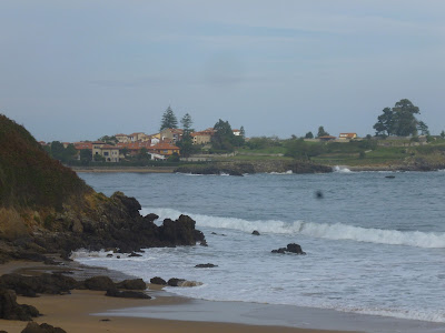 La Isla, Colunga, desde la playa del Barrigón. Grupo Ultramar Acuarelistas