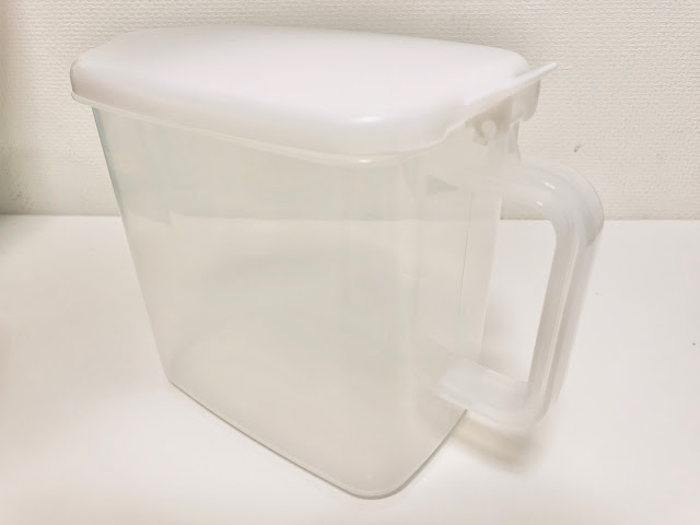 ダイソー 調味料や洗剤入れとしても 粉物の収納におすすめ取っ手付き ワンタッチポット が便利 暮らしに楽しさ Plus Happily Life