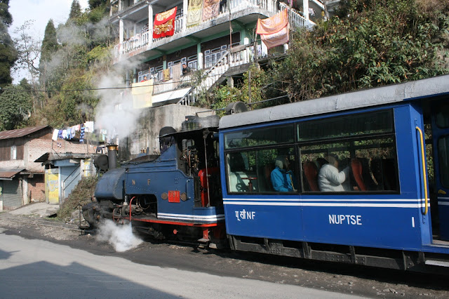 darjeeling toy train