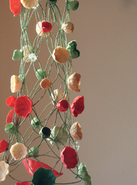 Albero di Natale in macramè . Macrame Christmas tree , paper flowers papier mache 