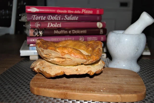 Tarallo di Monte Sant'Angelo appoggiato su dei libri di cucina.