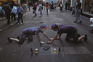 Desenho espelho - Desenhos tridimensionais na calçada - Giz - Julian Beever