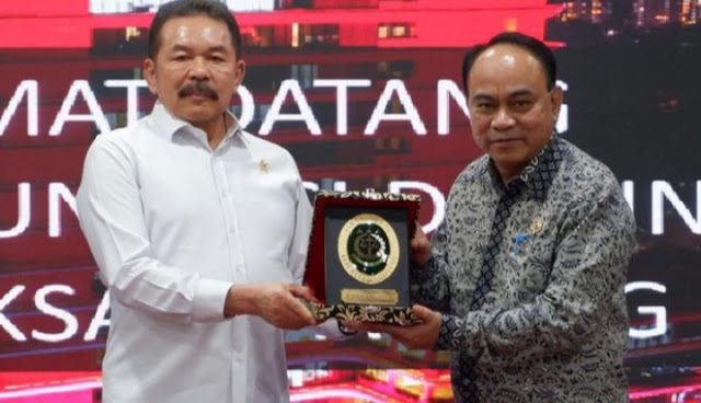 
Jaksa Agung Dan Menkominfo Silaturahmi Serta Konsultasi.
