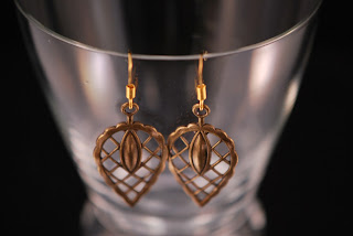 https://www.etsy.com/se-en/listing/467718067/abstract-leaf-earrings-antiqued-brass?ref=shop_home_active_24