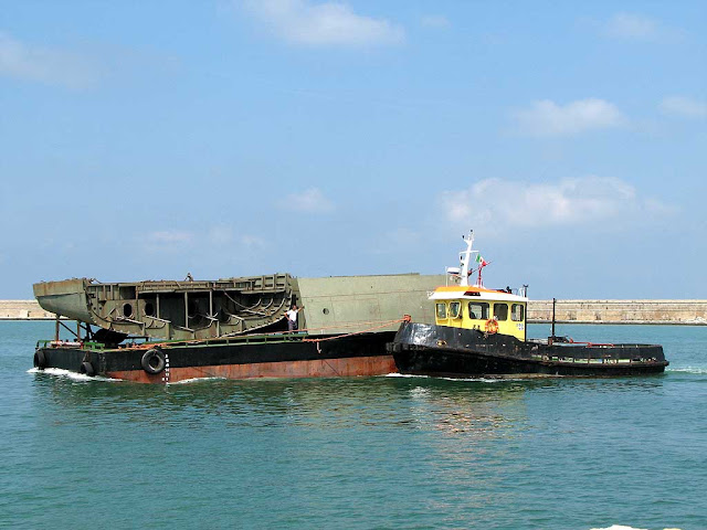 Transporting part of a motor yachts, Livorno