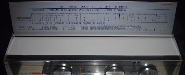 Vedette 593 Séchante 5kg, 20 programmes, super automatique. Chauffage électrique 220V monophasé. Puissance totale maximum 3250W. Cuve suspendue, roulettes escamotables. Boite à produits lessiviels, javellisant et assouplissants. Capacité de lavage 5kg de linge sec. Capacité de séchage jusque à la demi charge du tambour selon la nature du linge et la dimension des pièces introduites. Commande des opérations par programmateur, sélecteur et commutateur de choix de fin de programme. -Nombreuses sécurités en particulier pendant le séchage. H 82,5cm (96cm avec dosseret), L 48cm, P 60cm. Commutateur de choix de fin de programme : - Arrêt cuve pleine d'eau. - Arrêt égouttage (vidange sans essorage). - Essorage 470tr/min. - Séchage suivant temps choisi (minuterie de 0 à 120min). Températures de séchage automatiquement déterminées par le programme choisi en fonction de la nature du linge. Consommation d'électricité : - cycle le plus long (blanc 90°C très sale), 2,90kWh. - programme blanc éco 1,95kWh. - programme lavage blanc 2kg très sale + séchage 6,78kWh. - séchage 2kg de coton 3,80kWh.