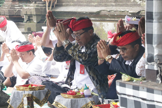   Rahina Purnama Kapitu, Jajaran Pemkab Tabanan Sembahyang Mohon Kerahayuan di Pura Luhur Batukau