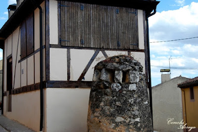 En la imagen junto a un bello edificio, una antigua chimenea de ventilación de una bodega, de las muchas que existen excavadas bajo el cerro del castillo y en la parte alta de la villa, como esta.