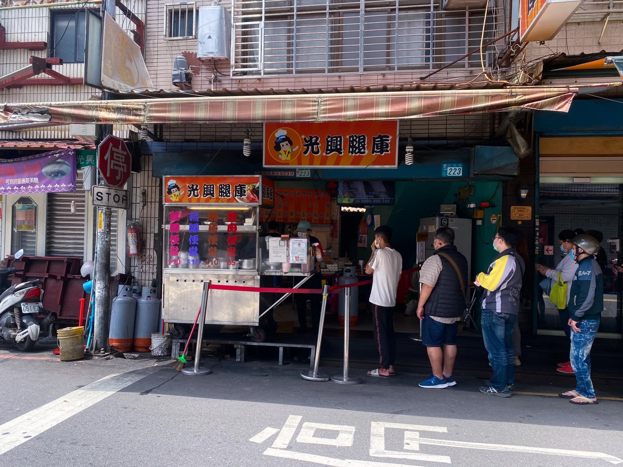 光興豬腳 排隊人潮
