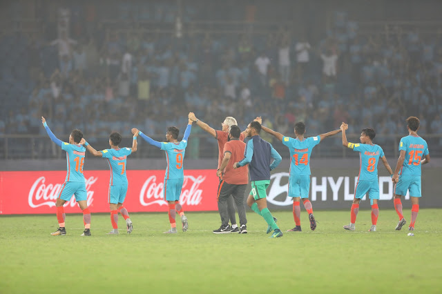 India U-17 team thanking the crowd support