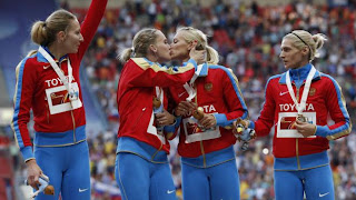 Sur le podium, les athlètes russes Yulia Gushchina, Tatyana Firova, Kseniya Ryzhova et Antonina Krivoshapka (de gauche à droite), célèbrent leur victoire au relais 4x400 m, à Moscou (Russie)