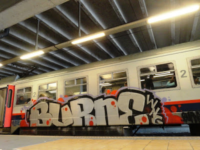 photo de graffiti sur des trains