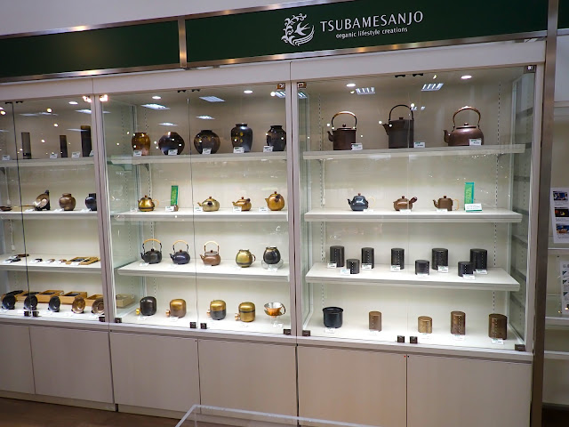 燕三條的鐵壺和金屬鍋是用錘擊金屬製成的奢侈品。產品由工匠製作。