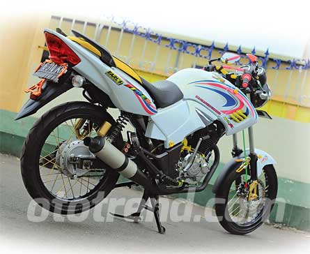 Foto Modifikasi Honda Tiger cover body baik dimensi dan lebar sama persis tinggal sedikit ubahan di dudukan lampu belakang lalu warnanya di labur dengan warna putih dengan tambahan grafis minimalis tak lupa menambahkan pernak-pernik ikut disesuaikan dengan dicat dan dipilih dengan warna skotli