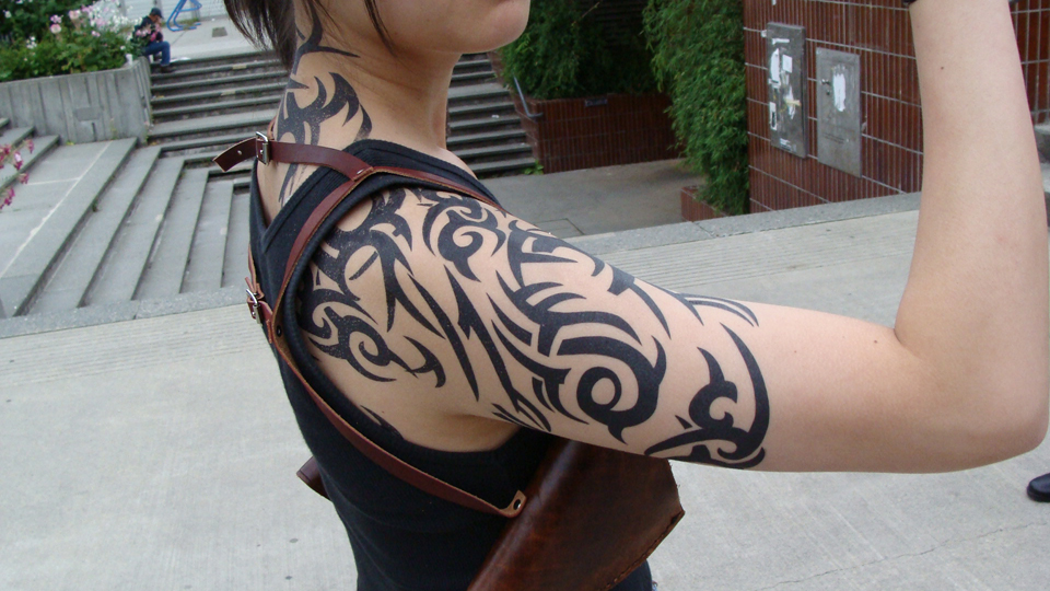 tribal shoulder tattoo