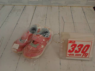 中古品　スニーカー　ピンク　１５ｃｍ　３３０円