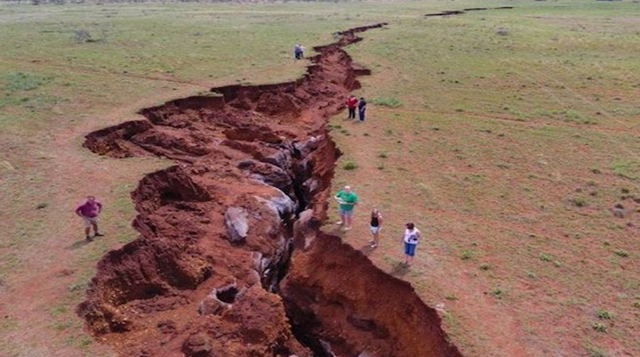 VIDEO: La enorme grieta que está partiendo a África en dos causa pánico, video se hace viral 