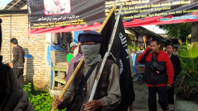 Santoso+Tewas+dibawah+naungan+panji+bendera+hitam+islamic+state.jpg (650Ã—366)