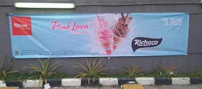 pasang-reklame-Semarang-Spanduk-Richeese-Factory-S-Parman-Event-Pomo-Pink-Lava-Ice-Cream