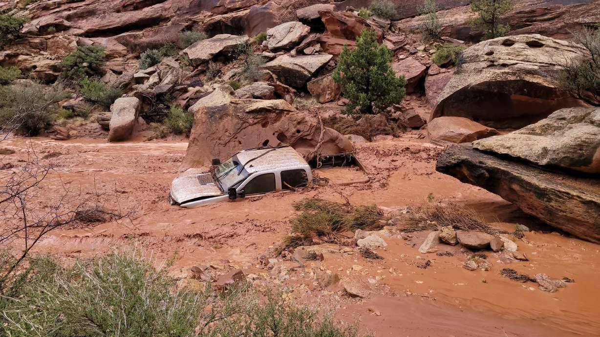 Flash flooding hits southern Utah national parks, closing roads
