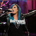 Demi Lovato estrena nuevo cabello azul en 'The Tonight Show with Jay Leno'